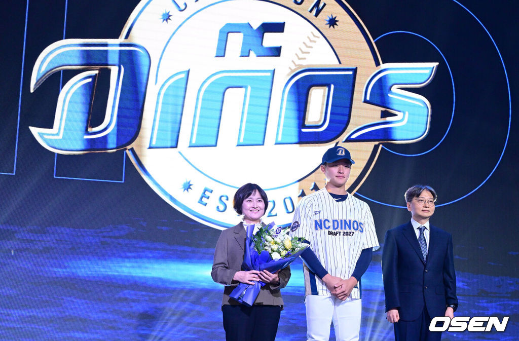21일 오후 서울 잠실동 롯데호텔 월드 크리스탈볼룸에서 ‘2027 KBO 신인드래프트’가 열렸다. 이번 신인드래프트는 2025시즌 순위의 역순에 따라 키움 히어로즈, 두산 베어스, KIA 타이거즈, 롯데 자이언츠, KT 위즈, NC 다이노스, 삼성 라이온즈, SSG 랜더스, 한화 이글스, LG 트윈스 순서로 1라운드부터 11라운드까지 지명할 수 있다. 경남고 박보승이 NC 1라운드에 지명된 뒤 임선남 단장과 기념촬영을 하고 있다. 2026.09.21 / dreamer@osen.co.kr