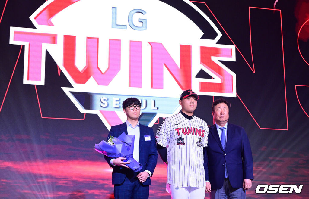21일 오후 서울 잠실동 롯데호텔 월드 크리스탈볼룸에서 ‘2027 KBO 신인드래프트’가 열렸다. 이번 신인드래프트는 2025시즌 순위의 역순에 따라 키움 히어로즈, 두산 베어스, KIA 타이거즈, 롯데 자이언츠, KT 위즈, NC 다이노스, 삼성 라이온즈, SSG 랜더스, 한화 이글스, LG 트윈스 순서로 1라운드부터 11라운드까지 지명할 수 있다. 인창고 윤예성이 LG 1라운드에 지명된 뒤 차명석 단장과 기념촬영을 하고 있다. 2026.09.21 / dreamer@osen.co.kr