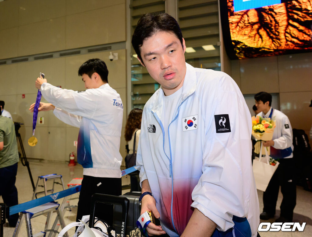 2026 아이치-나고야 아시안게임에서 금메달을 획득한 대한민국 남자농구대표팀이 21일 인천국제공항을 통해 입국했다.니콜라이스 마줄스 감독이 이끄는 대한민국 남자농구대표팀은 20일 일본 나고야 IG 아레나에서 열린 2026 아이치·나고야 아시안게임 남자농구 결승에서 개최국 일본을 65-57로 꺾었다. 2014 인천 아시안게임 이후 12년 만의 정상 탈환이다. 한국은 아시안게임 역사상 처음으로 성사된 남자농구 결승 한일전에서 개최국 일본을 제압하며 통산 다섯 번째 금메달을 목에 걸었다.농구대표팀 이승현이 입국장을 나서고 있다. 2026.09.21 / jpnews@osen.co.kr