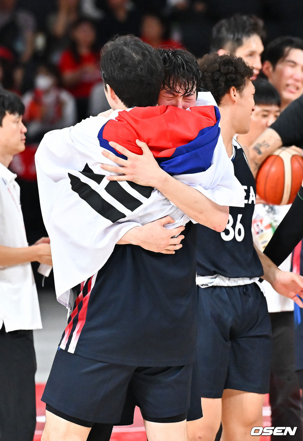 대한민국 남자농구대표팀이 개최국 일본을 꺾고 12년 만에 아시아 정상으로 돌아왔다. 아시안게임 남자농구 역사상 처음 열린 결승 한일전의 승자는 한국이었다.니콜라스 마줄스 감독이 이끄는 한국은 20일 일본 나고야 IG 아레나에서 열린 2026 아이치·나고야 아시안게임 남자농구 결승에서 일본을 65-57로 제압했다.금메달 확정 후 이현중이 눈물을 보이고 있다. 2026.09.20 / soul1014@osen.co.kr