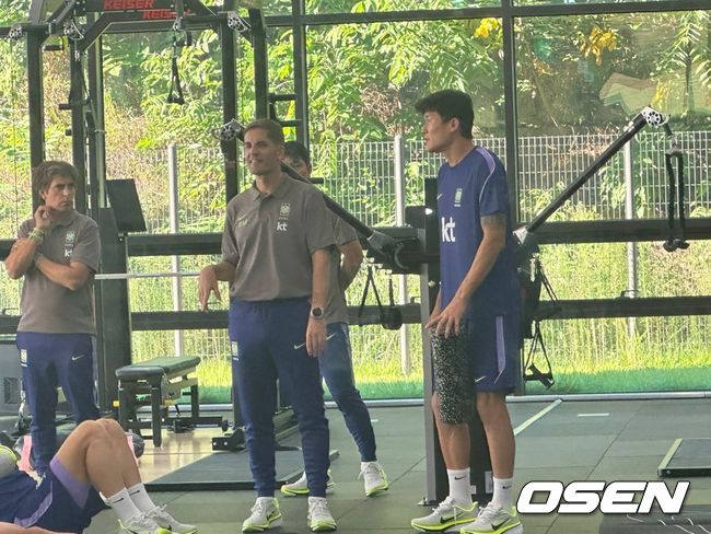 [사진] 김민재와 모레노 감독 / 서정환 기자 