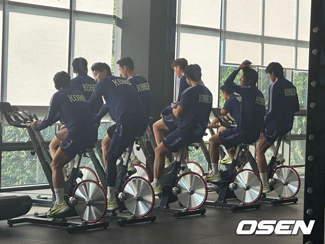 [사진] 사이클로 몸을 푸는 선수들 / 서정환 기자 