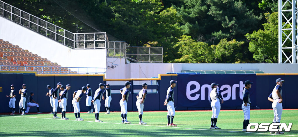 12일 오후 서울 목동야구장에서 ‘제54회 봉황대기 전국고교야구대회’ 1회전 인천고와 배재고의 경기가 열린다.부적절한 응원 구호로 징계를 받은 배재고 야구부는 광주제일고를 방문해 직접 사과했고, 대한체육회 스포츠공정위원회 징계 재심 청구 끝에 출전정지를 1개월로 감경받아 이번 대회에 나서게 됐다.배재고 야구부 선수들이 훈련을 펼치고 있다. 2026.08.12 / dreamer@osen.co.kr