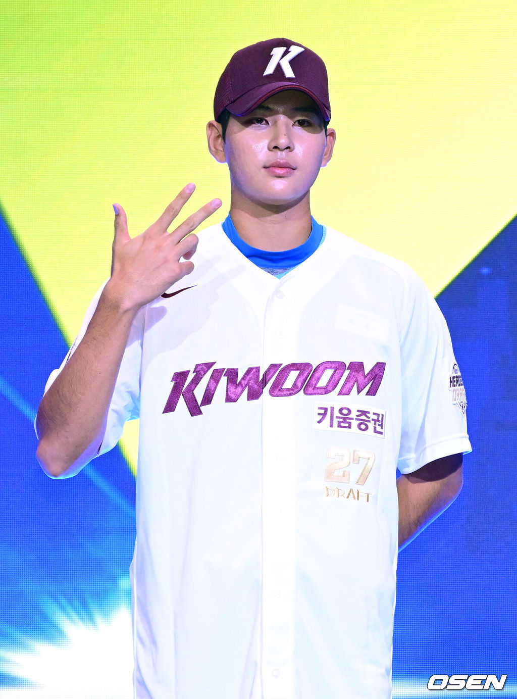 21일 오후 서울 잠실동 롯데호텔 월드 크리스탈볼룸에서 ‘2027 KBO 신인드래프트’가 열렸다. 이번 신인드래프트는 2025시즌 순위의 역순에 따라 키움 히어로즈, 두산 베어스, KIA 타이거즈, 롯데 자이언츠, KT 위즈, NC 다이노스, 삼성 라이온즈, SSG 랜더스, 한화 이글스, LG 트윈스 순서로 1라운드부터 11라운드까지 지명할 수 있다. 키움 1라운드 전체 1순위 하현승이 기념촬영을 하고 있다. 2026.09.21 / dreamer@osen.co.kr