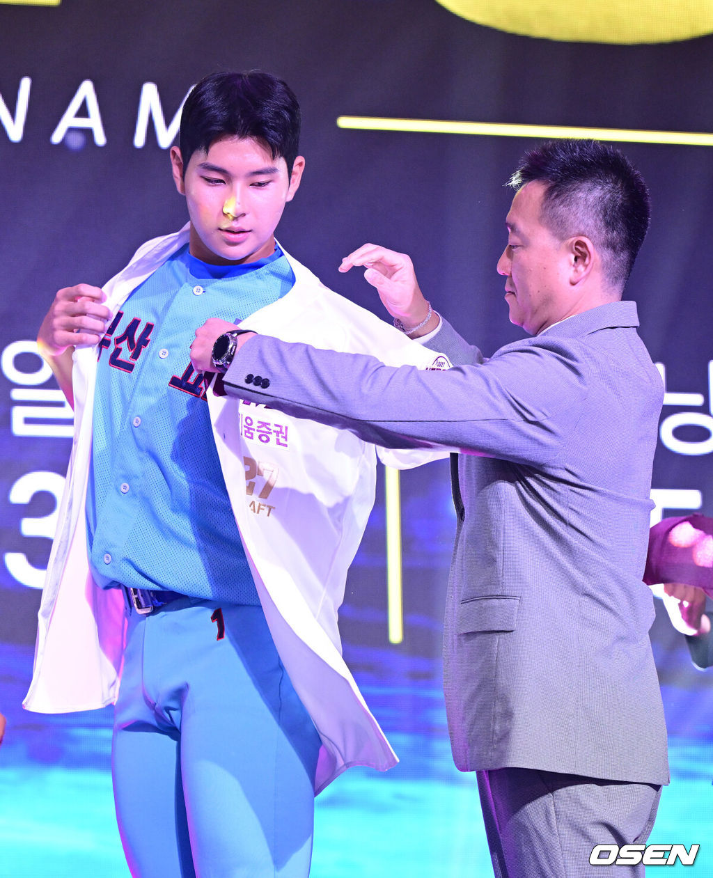 21일 오후 서울 잠실동 롯데호텔 월드 크리스탈볼룸에서 ‘2027 KBO 신인드래프트’가 열렸다. 이번 신인드래프트는 2025시즌 순위의 역순에 따라 키움 히어로즈, 두산 베어스, KIA 타이거즈, 롯데 자이언츠, KT 위즈, NC 다이노스, 삼성 라이온즈, SSG 랜더스, 한화 이글스, LG 트윈스 순서로 1라운드부터 11라운드까지 지명할 수 있다. 부산고 하현승이 전체 1번으로 키움 히어로즈에 지명된 뒤 유니폼을 입고 있다. 2026.09.21 / dreamer@osen.co.kr