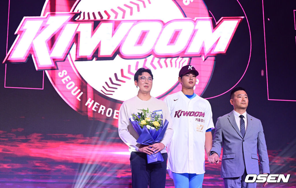 21일 오후 서울 잠실동 롯데호텔 월드 크리스탈볼룸에서 ‘2027 KBO 신인드래프트’가 열렸다. 이번 신인드래프트는 2025시즌 순위의 역순에 따라 키움 히어로즈, 두산 베어스, KIA 타이거즈, 롯데 자이언츠, KT 위즈, NC 다이노스, 삼성 라이온즈, SSG 랜더스, 한화 이글스, LG 트윈스 순서로 1라운드부터 11라운드까지 지명할 수 있다. 부산고 하현승이 전체 1번으로 키움 히어로즈에 지명된 뒤 허승필 단장과 기념촬영을 하고 있다. 2026.09.21 / dreamer@osen.co.kr