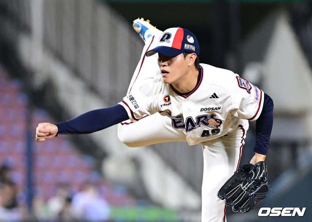 30일 서울 잠실야구장에서 ‘2026 신한 SOL Bank KBO리그’ 두산 베어스와 키움 히어로즈의 경기가 열렸다.홈팀 두산은 최민석, 방문팀 키움은 전준표를 선발로 내세웠다.9회초 마운드에 오른 두산 박신지가 힘차게 공을 뿌리고 있다. 2026.08.30 / dreamer@osen.co.kr