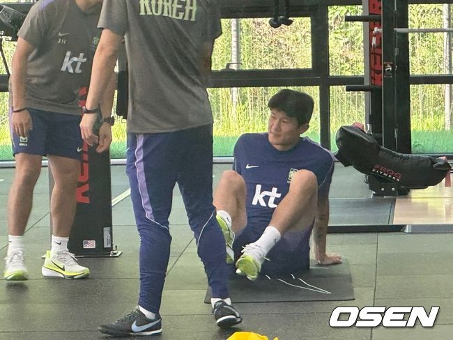[사진] 스트레칭하는 김민재 / 서정환 기자 