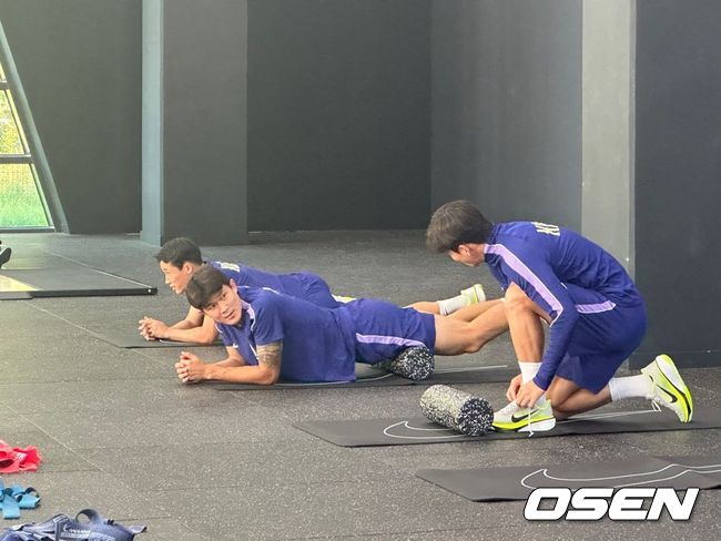 [사진] 담소를 나누는 김민재 / 서정환 기자 