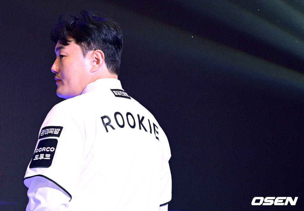 21일 오후 서울 잠실동 롯데호텔 월드 크리스탈볼룸에서 ‘2027 KBO 신인드래프트’가 열렸다. 이번 신인드래프트는 2025시즌 순위의 역순에 따라 키움 히어로즈, 두산 베어스, KIA 타이거즈, 롯데 자이언츠, KT 위즈, NC 다이노스, 삼성 라이온즈, SSG 랜더스, 한화 이글스, LG 트윈스 순서로 1라운드부터 11라운드까지 지명할 수 있다. 전체 15순위로 KT 지명을 받은 최지만이 기념촬영을 준비하고 있다. 2026.09.21 / dreamer@osen.co.kr