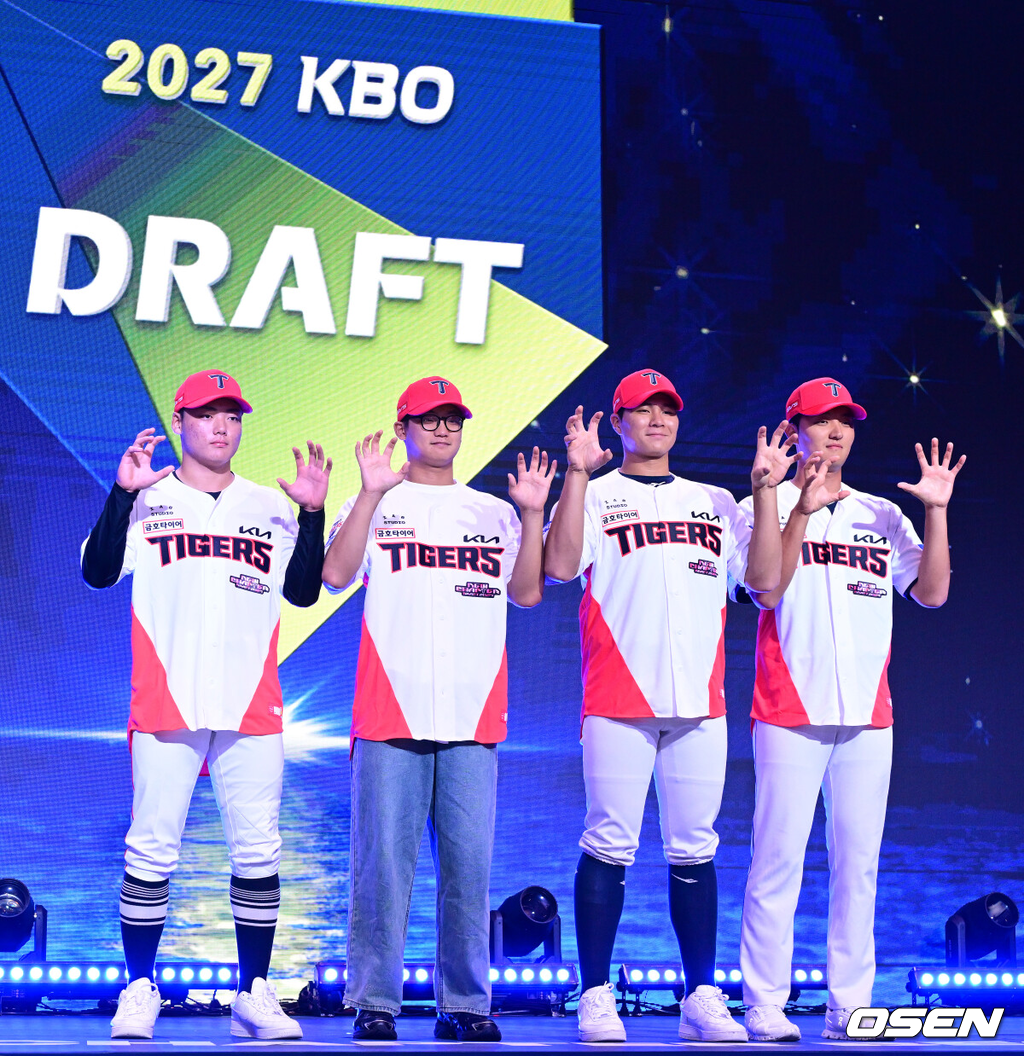 21일 오후 서울 잠실동 롯데호텔 월드 크리스탈볼룸에서 ‘2027 KBO 신인드래프트’가 열렸다. 이번 신인드래프트는 2025시즌 순위의 역순에 따라 키움 히어로즈, 두산 베어스, KIA 타이거즈, 롯데 자이언츠, KT 위즈, NC 다이노스, 삼성 라이온즈, SSG 랜더스, 한화 이글스, LG 트윈스 순서로 1라운드부터 11라운드까지 지명할 수 있다. KIA 1라운드 경남고 이호민을 비롯한 드래프트 지명자들이 기념촬영을 있다. 2026.09.21 / dreamer@osen.co.kr