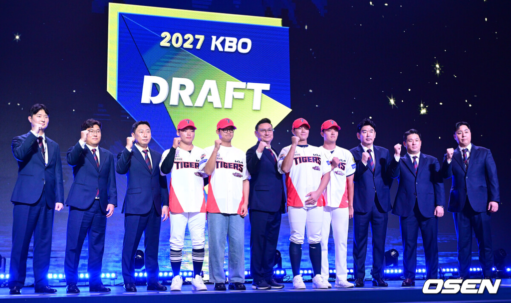 21일 오후 서울 잠실동 롯데호텔 월드 크리스탈볼룸에서 ‘2027 KBO 신인드래프트’가 열렸다. 이번 신인드래프트는 2025시즌 순위의 역순에 따라 키움 히어로즈, 두산 베어스, KIA 타이거즈, 롯데 자이언츠, KT 위즈, NC 다이노스, 삼성 라이온즈, SSG 랜더스, 한화 이글스, LG 트윈스 순서로 1라운드부터 11라운드까지 지명할 수 있다. KIA 1라운드 경남고 이호민을 비롯한 드래프트 지명자들과 심재학 단장을 비롯한 구단 관계자들이 기념촬영을 있다. 2026.09.21 / dreamer@osen.co.kr