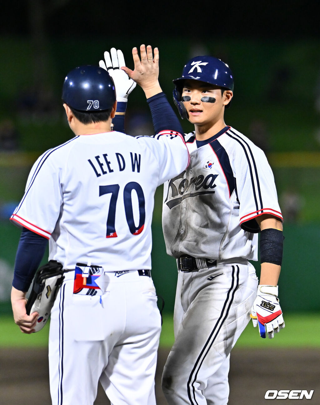 21일 오후 일본 아이치현 오카자키 중앙종합공원 야구장에서 2026 아이치-나고야 아시안게임 한국과 대만의 B조 조별예선 1차전이 진행됐다.대회 5연패에 도전하는 한국 야구대표팀은 KBO리그를 대표하는 토종 에이스 곽빈을 선발로 내세웠다. 7회말 무사 1루 김주원이 안타를 날린뒤 하이파이브를 하고 있다. 2026.09.21 / soul1014@osen.co.kr
