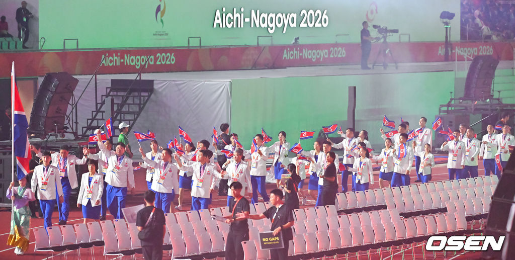 19일 일본 나고야 미즈호공원 육상경기장에서 제20회 일본 아이치·나고야 아시안게임 개막식이 진행됐다. 아이치·나고야 아시안게임 개회식에서 한국 선수단은 김동용·신유빈을 기수로 9개 종목 50명이 참가해 영문 국가명 순서에 따라 16번째로 입장한다. 아시안게임은 오는 10월 4일까지 열린다. 북한 선수단이 입장하고 있다.    2026.09.19 / soul1014@osen.co.kr