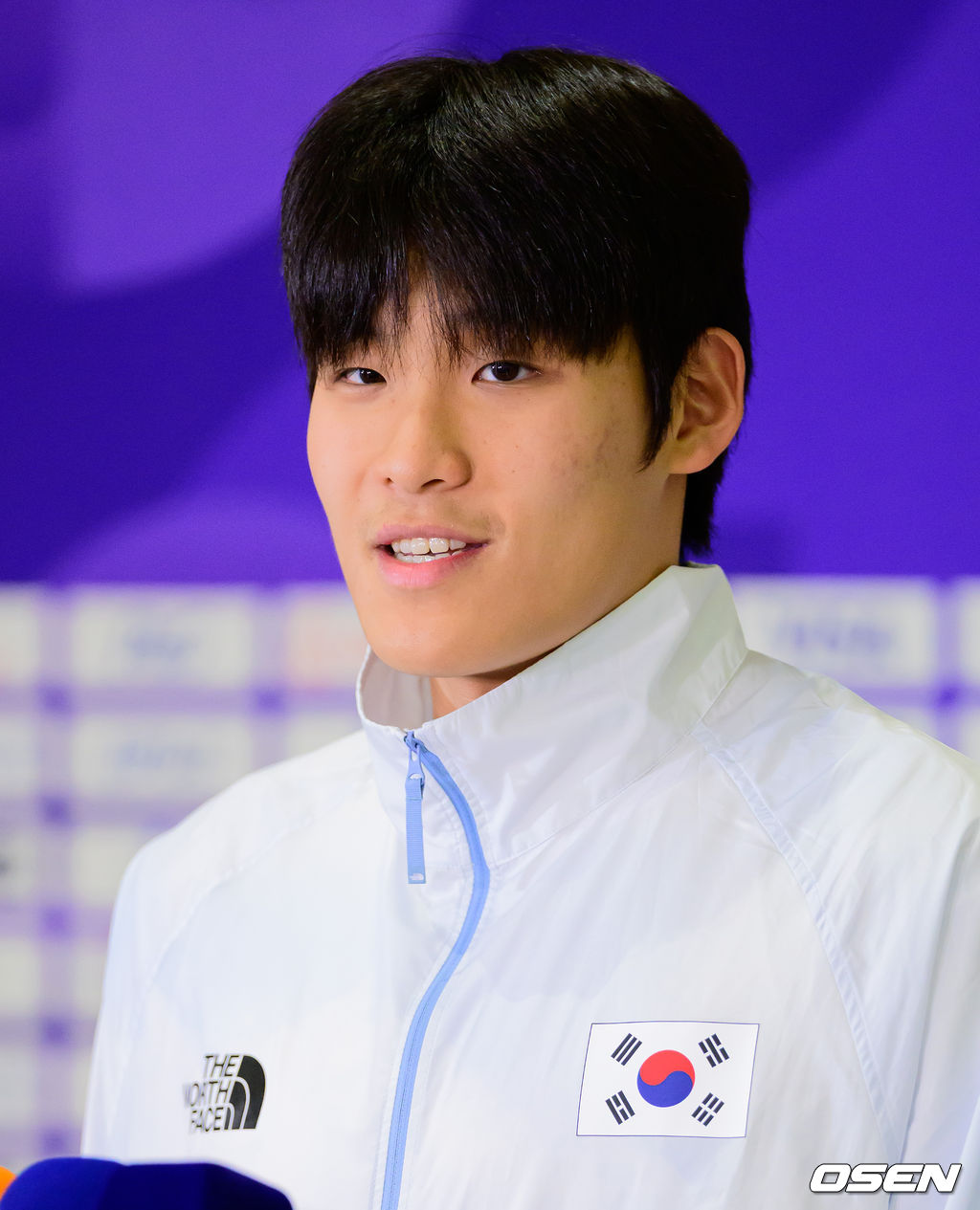 2026 아이치-나고야 아시안게임 대한민국 경영 국가대표팀이 17일 오전 인천국제공항을 통해 일본으로 출국했다.아이치-나고야 아시안게임은 19일부터 10월 4일까지 일본 아이치현과 나고야시 일원에서 열린다. 대한민국은 41개 종목에 1,052명의 선수단을 파견한다. 수영(경영)국가대표팀 김영범이 인터뷰를 하고 있다. 2026.09.17 / jpnews@osen.co.kr