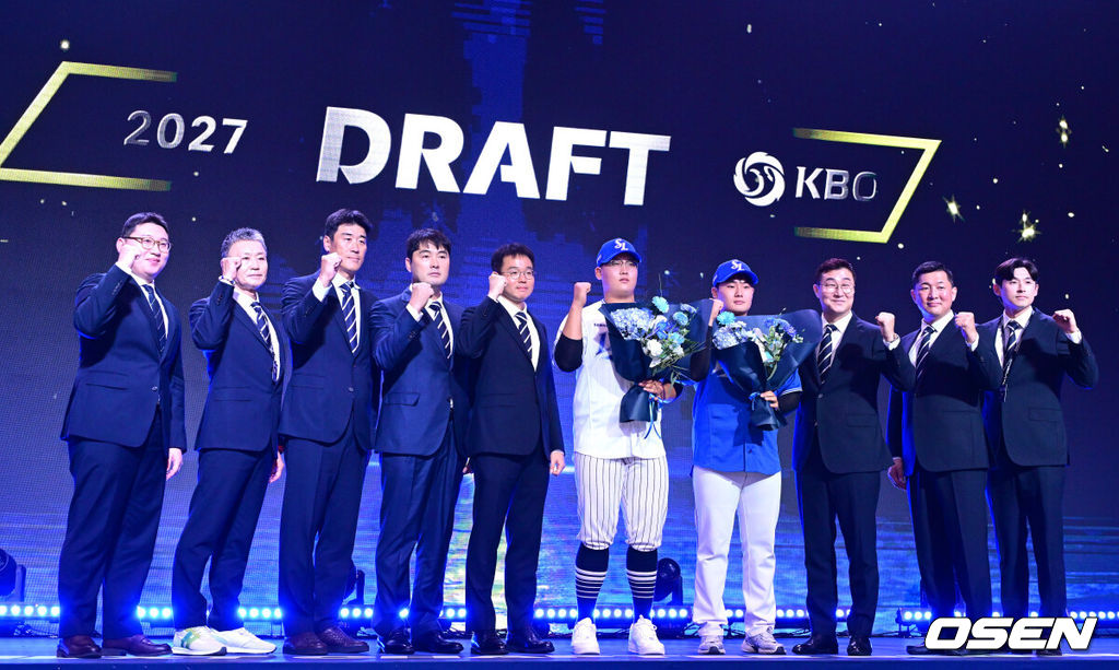 21일 오후 서울 잠실동 롯데호텔 월드 크리스탈볼룸에서 ‘2027 KBO 신인드래프트’가 열렸다. 이번 신인드래프트는 2025시즌 순위의 역순에 따라 키움 히어로즈, 두산 베어스, KIA 타이거즈, 롯데 자이언츠, KT 위즈, NC 다이노스, 삼성 라이온즈, SSG 랜더스, 한화 이글스, LG 트윈스 순서로 1라운드부터 11라운드까지 지명할 수 있다. 삼성 1차지명 광주진흥고 김민훈을 비롯한 드래프트 지명자들과 이종열 단장을 비롯한 구단 관계자들이 기념촬영을 하고 있다. 2026.09.21 / dreamer@osen.co.kr