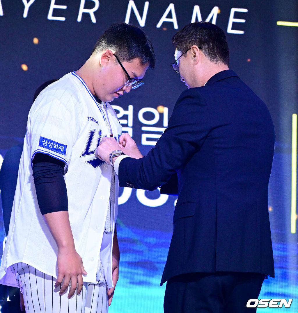 21일 오후 서울 잠실동 롯데호텔 월드 크리스탈볼룸에서 ‘2027 KBO 신인드래프트’가 열렸다. 이번 신인드래프트는 2025시즌 순위의 역순에 따라 키움 히어로즈, 두산 베어스, KIA 타이거즈, 롯데 자이언츠, KT 위즈, NC 다이노스, 삼성 라이온즈, SSG 랜더스, 한화 이글스, LG 트윈스 순서로 1라운드부터 11라운드까지 지명할 수 있다. 광주진흥고 김민훈이 삼성 1라운드에 지명된 뒤 이종열 단장과 기념촬영을 하고 있다. 2026.09.21 / dreamer@osen.co.kr
