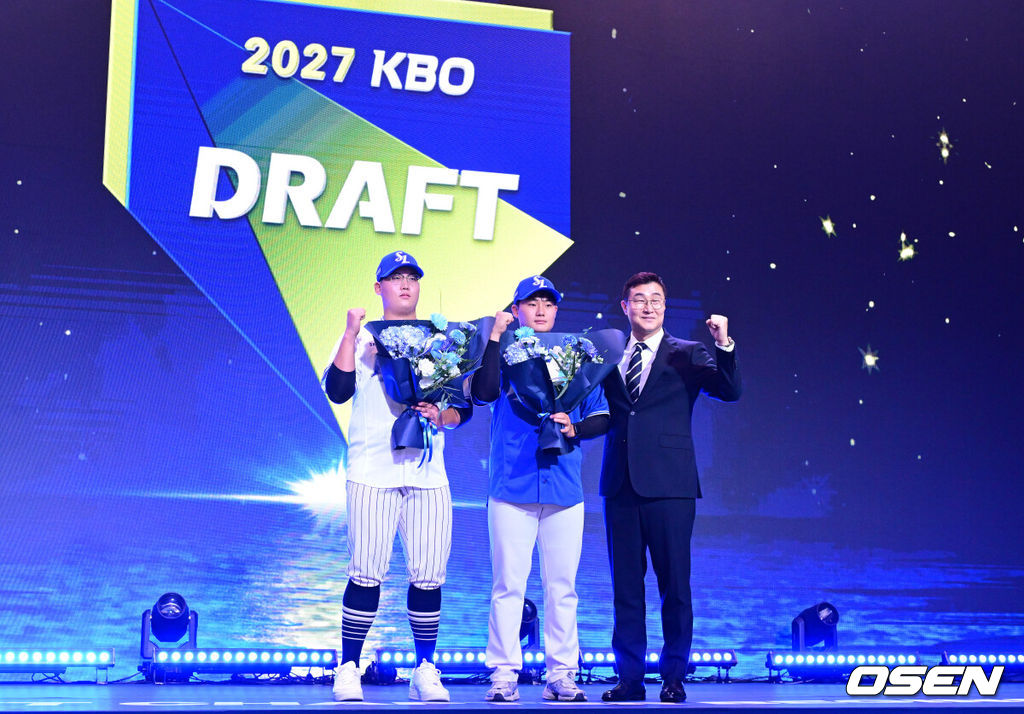 21일 오후 서울 잠실동 롯데호텔 월드 크리스탈볼룸에서 ‘2027 KBO 신인드래프트’가 열렸다. 이번 신인드래프트는 2025시즌 순위의 역순에 따라 키움 히어로즈, 두산 베어스, KIA 타이거즈, 롯데 자이언츠, KT 위즈, NC 다이노스, 삼성 라이온즈, SSG 랜더스, 한화 이글스, LG 트윈스 순서로 1라운드부터 11라운드까지 지명할 수 있다. 삼성 1차지명 광주진흥고 김민훈을 비롯한 드래프트 지명자들과 이종열 단장이 기념촬영을 하고 있다. 2026.09.21 / dreamer@osen.co.kr