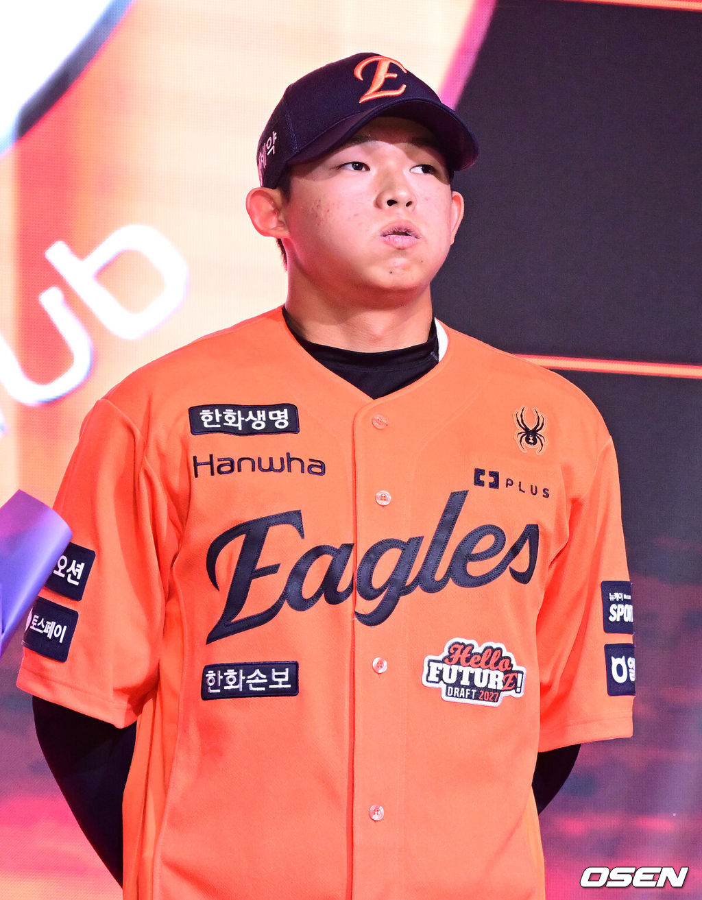 21일 오후 서울 잠실동 롯데호텔 월드 크리스탈볼룸에서 ‘2027 KBO 신인드래프트’가 열렸다. 이번 신인드래프트는 2025시즌 순위의 역순에 따라 키움 히어로즈, 두산 베어스, KIA 타이거즈, 롯데 자이언츠, KT 위즈, NC 다이노스, 삼성 라이온즈, SSG 랜더스, 한화 이글스, LG 트윈스 순서로 1라운드부터 11라운드까지 지명할 수 있다. 설악고 민주홍이 한화 1라운드에 지명된 뒤 기념촬영을 하고 있다. 2026.09.21 / dreamer@osen.co.kr