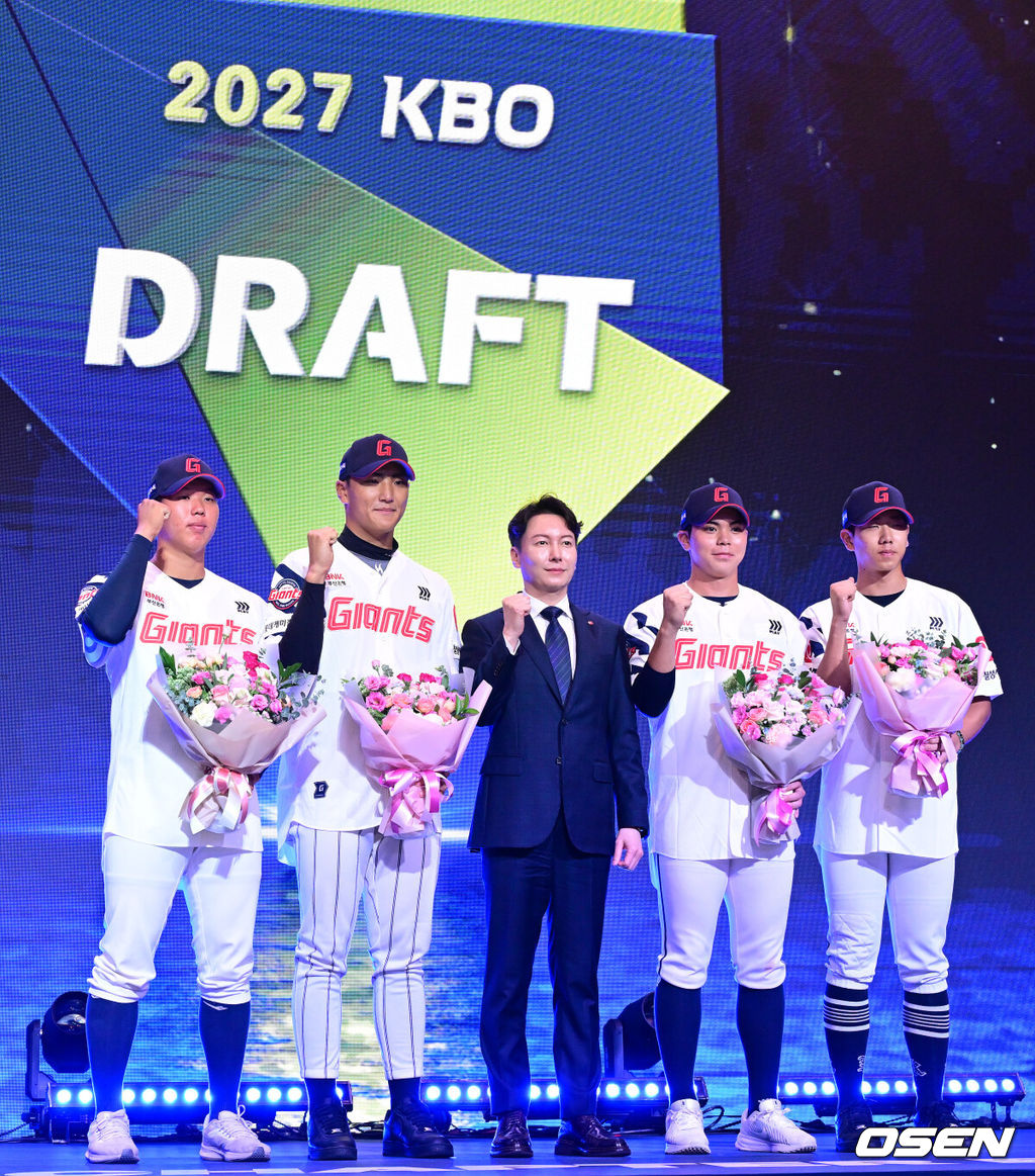 21일 오후 서울 잠실동 롯데호텔 월드 크리스탈볼룸에서 ‘2027 KBO 신인드래프트’가 열렸다. 이번 신인드래프트는 2025시즌 순위의 역순에 따라 키움 히어로즈, 두산 베어스, KIA 타이거즈, 롯데 자이언츠, KT 위즈, NC 다이노스, 삼성 라이온즈, SSG 랜더스, 한화 이글스, LG 트윈스 순서로 1라운드부터 11라운드까지 지명할 수 있다. 롯데 1라운드 박근서를 비롯한 드래프트 지명자들이 박준혁 단장과 기념촬영을 있다. 2026.09.21 / dreamer@osen.co.kr