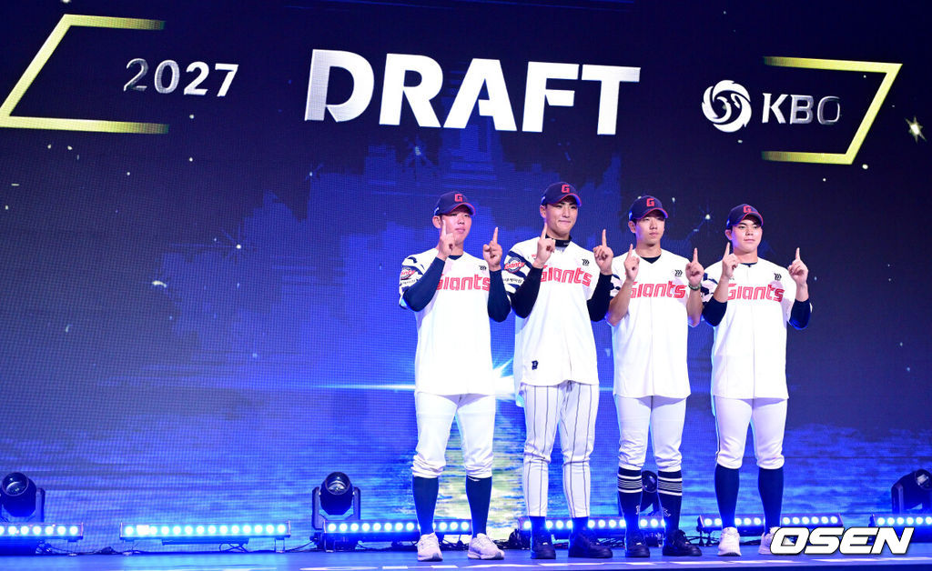 21일 오후 서울 잠실동 롯데호텔 월드 크리스탈볼룸에서 ‘2027 KBO 신인드래프트’가 열렸다. 이번 신인드래프트는 2025시즌 순위의 역순에 따라 키움 히어로즈, 두산 베어스, KIA 타이거즈, 롯데 자이언츠, KT 위즈, NC 다이노스, 삼성 라이온즈, SSG 랜더스, 한화 이글스, LG 트윈스 순서로 1라운드부터 11라운드까지 지명할 수 있다. 롯데 1라운드 박근서를 비롯한 드래프트 지명자들이 기념촬영을 있다. 2026.09.21 / dreamer@osen.co.kr