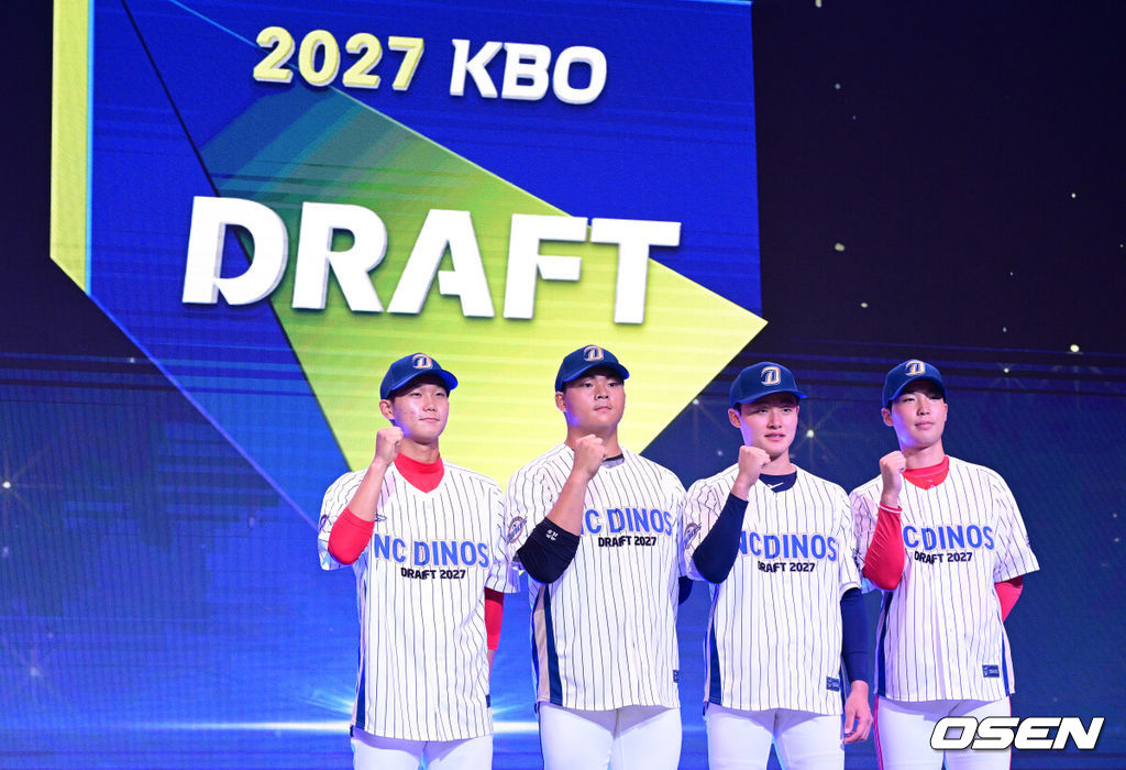 21일 오후 서울 잠실동 롯데호텔 월드 크리스탈볼룸에서 ‘2027 KBO 신인드래프트’가 열렸다. 이번 신인드래프트는 2025시즌 순위의 역순에 따라 키움 히어로즈, 두산 베어스, KIA 타이거즈, 롯데 자이언츠, KT 위즈, NC 다이노스, 삼성 라이온즈, SSG 랜더스, 한화 이글스, LG 트윈스 순서로 1라운드부터 11라운드까지 지명할 수 있다. NC 1라운드 경남고 박보승을 비롯한 드래프트 지명자들이 기념촬영을 있다. 2026.09.21 / dreamer@osen.co.kr