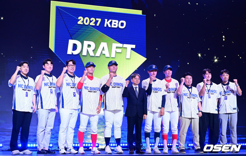 21일 오후 서울 잠실동 롯데호텔 월드 크리스탈볼룸에서 ‘2027 KBO 신인드래프트’가 열렸다. 이번 신인드래프트는 2025시즌 순위의 역순에 따라 키움 히어로즈, 두산 베어스, KIA 타이거즈, 롯데 자이언츠, KT 위즈, NC 다이노스, 삼성 라이온즈, SSG 랜더스, 한화 이글스, LG 트윈스 순서로 1라운드부터 11라운드까지 지명할 수 있다. NC 1라운드 경남고 박보승을 비롯한 드래프트 지명자들과 임순남 단장을 비롯한 구단 관계들이 기념촬영을 있다. 2026.09.21 / dreamer@osen.co.kr