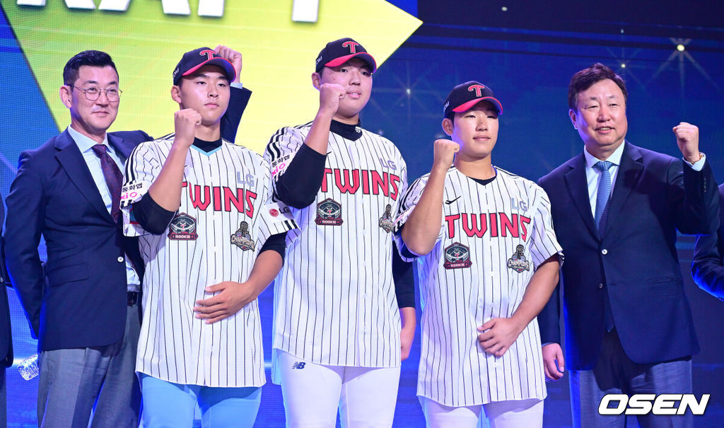 21일 오후 서울 잠실동 롯데호텔 월드 크리스탈볼룸에서 ‘2027 KBO 신인드래프트’가 열렸다. 이번 신인드래프트는 2025시즌 순위의 역순에 따라 키움 히어로즈, 두산 베어스, KIA 타이거즈, 롯데 자이언츠, KT 위즈, NC 다이노스, 삼성 라이온즈, SSG 랜더스, 한화 이글스, LG 트윈스 순서로 1라운드부터 11라운드까지 지명할 수 있다. LG 1차지명 인창고 윤예성을 비롯한 드래프트 지명자들과 차명석 단장을 비롯한 구단 관계자들이 기념촬영을 하고 있다. 2026.09.21 / dreamer@osen.co.kr
