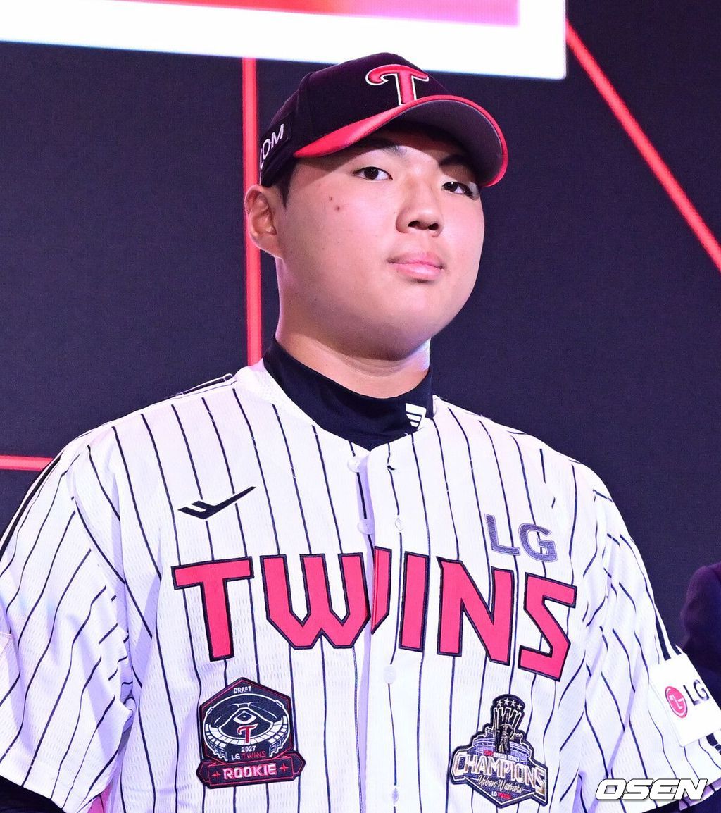 21일 오후 서울 잠실동 롯데호텔 월드 크리스탈볼룸에서 ‘2027 KBO 신인드래프트’가 열렸다. 이번 신인드래프트는 2025시즌 순위의 역순에 따라 키움 히어로즈, 두산 베어스, KIA 타이거즈, 롯데 자이언츠, KT 위즈, NC 다이노스, 삼성 라이온즈, SSG 랜더스, 한화 이글스, LG 트윈스 순서로 1라운드부터 11라운드까지 지명할 수 있다. 인창고 윤예성이 LG 1라운드에 지명된 뒤 기념촬영을 하고 있다. 2026.09.21 / dreamer@osen.co.kr