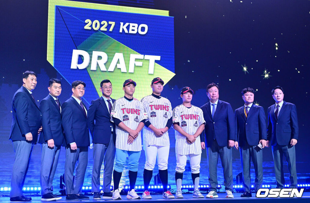 21일 오후 서울 잠실동 롯데호텔 월드 크리스탈볼룸에서 ‘2027 KBO 신인드래프트’가 열렸다. 이번 신인드래프트는 2025시즌 순위의 역순에 따라 키움 히어로즈, 두산 베어스, KIA 타이거즈, 롯데 자이언츠, KT 위즈, NC 다이노스, 삼성 라이온즈, SSG 랜더스, 한화 이글스, LG 트윈스 순서로 1라운드부터 11라운드까지 지명할 수 있다. LG 1차지명 인창고 윤예성을 비롯한 드래프트 지명자들과 차명석 단장을 비롯한 구단 관계자들이 기념촬영을 하고 있다. 2026.09.21 / dreamer@osen.co.kr