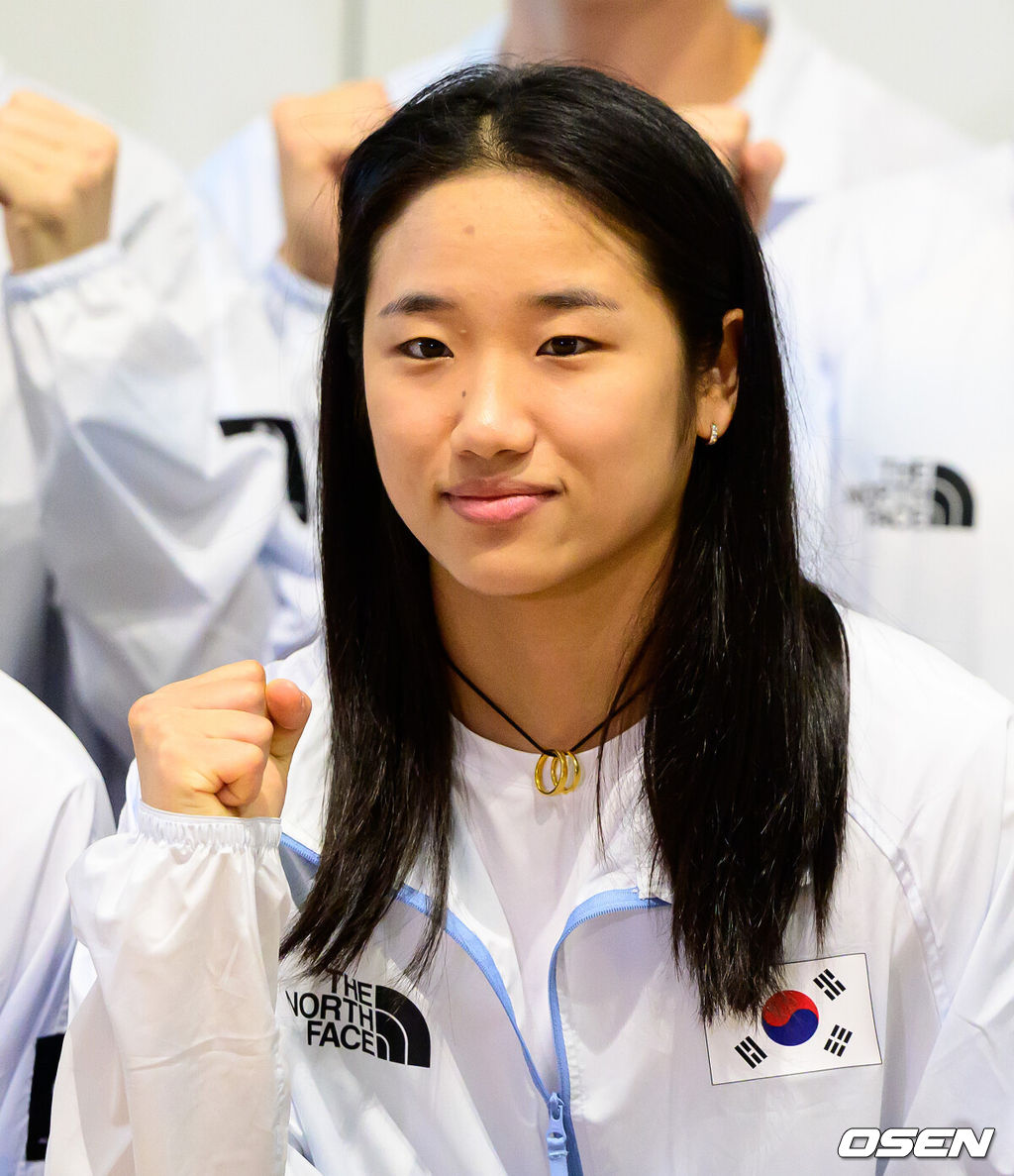 2026 아이치-나고야 아시안게임 대한민국 선수단 본단이 17일 오전 인천국제공항을 통해 일본으로 출국했다.아이치-나고야 아시안게임은 19일부터 10월 4일까지 일본 아이치현과 나고야시 일원에서 열린다. 대한민국은 41개 종목에 1,052명의 선수단을 파견한다. 배드민턴 대표팀 인세영이 기념 촬영을 하고 있다. 2026.09.17 / jpnews@osen.co.kr