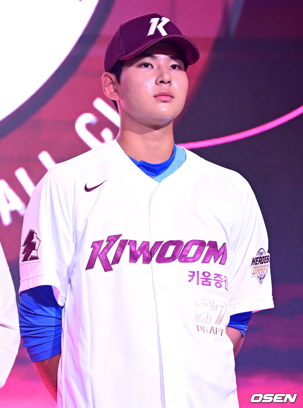 21일 오후 서울 잠실동 롯데호텔 월드 크리스탈볼룸에서 ‘2027 KBO 신인드래프트’가 열렸다. 이번 신인드래프트는 2025시즌 순위의 역순에 따라 키움 히어로즈, 두산 베어스, KIA 타이거즈, 롯데 자이언츠, KT 위즈, NC 다이노스, 삼성 라이온즈, SSG 랜더스, 한화 이글스, LG 트윈스 순서로 1라운드부터 11라운드까지 지명할 수 있다. 부산고 하현승이 키움 1라운드 전체 1번에 지명된 뒤 기념촬영을 하고 있다. 2026.09.21 / dreamer@osen.co.kr