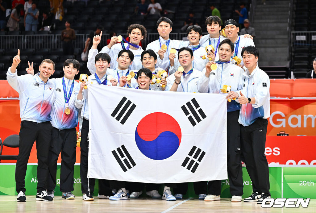 대한민국 남자농구대표팀이 개최국 일본을 꺾고 12년 만에 아시아 정상으로 돌아왔다. 아시안게임 남자농구 역사상 처음 열린 결승 한일전의 승자는 한국이었다.니콜라스 마줄스 감독이 이끄는 한국은 20일 일본 나고야 IG 아레나에서 열린 2026 아이치·나고야 아시안게임 남자농구 결승에서 일본을 65-57로 제압했다.농구대표팀이 포즈를 취하고 있다.     2026.09.20 / soul1014@osen.co.kr