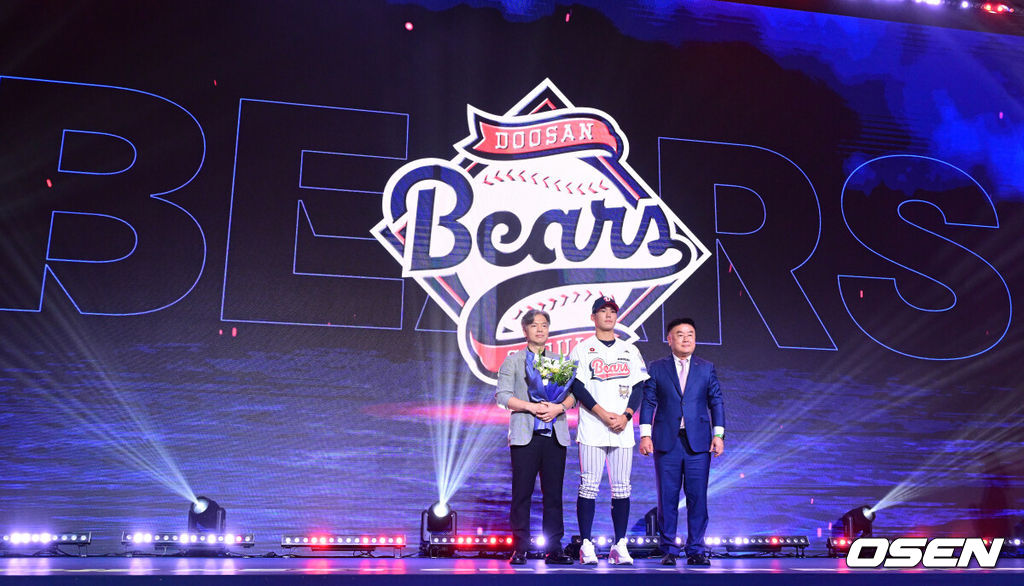 21일 오후 서울 잠실동 롯데호텔 월드 크리스탈볼룸에서 ‘2027 KBO 신인드래프트’가 열렸다. 이번 신인드래프트는 2025시즌 순위의 역순에 따라 키움 히어로즈, 두산 베어스, KIA 타이거즈, 롯데 자이언츠, KT 위즈, NC 다이노스, 삼성 라이온즈, SSG 랜더스, 한화 이글스, LG 트윈스 순서로 1라운드부터 11라운드까지 지명할 수 있다. 서울고 김지우가 전체 2번으로 두산 베어스에 지명된 뒤 김태룡 단장과 포즈를 취하고 있다. 2026.09.21 / dreamer@osen.co.kr