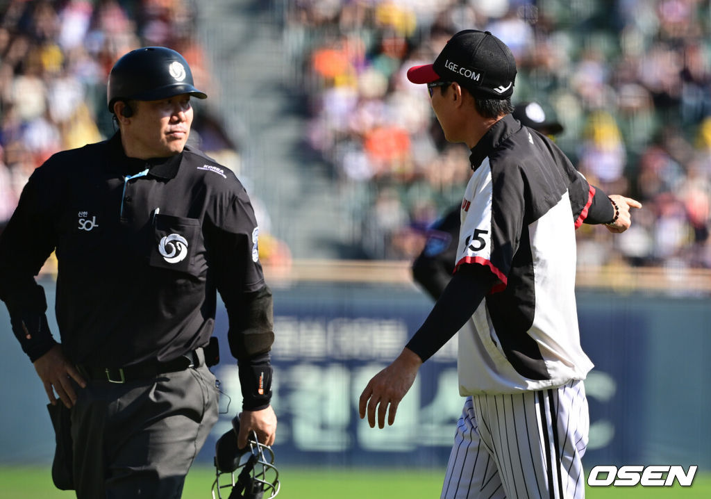 20일 서울 잠실야구장에서 2026 신한 SOL KBO리그 LG 트윈스와 한화 이글스의 경기가 열렸다.이날 LG는 카라스코, 한화는 황준서를 선발로 내세웠다.5회초 1사 1,2루 한화 이도윤 야수선택 출루 때 LG 신민재가 한화 유민을 태그하지 못했다. 이때 LG 염경엽 감독이 유민의 쓰리피트 위반 수비 방해에 대해 어필하고 있다. 2026.09.20 /cej@osen.co.kr