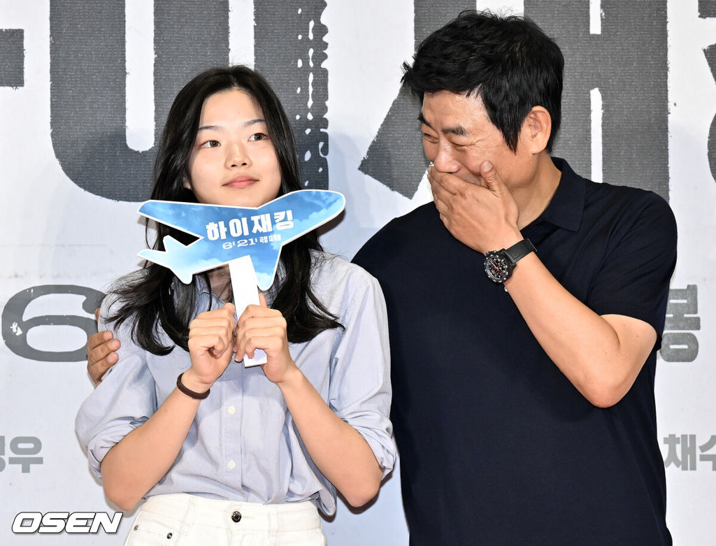 영화 '하이재킹(김성한 감독)’ 쇼케이스 및 VIP 시사회 포토월 행사가 18일 오후 서울 강남구 메가박스 코엑스에서 열렸다.‘하이재킹’은 1971년 대한민국 상공, 여객기가 공중 납치되면서 벌어지는 극한의 상황을 담은 영화로, 오는 21일 개봉한다.배우 성동일(오른쪽)이 딸 성빈 양과 포즈를 취하고 있다. 2024.06.18 /cej@osen.co.kr