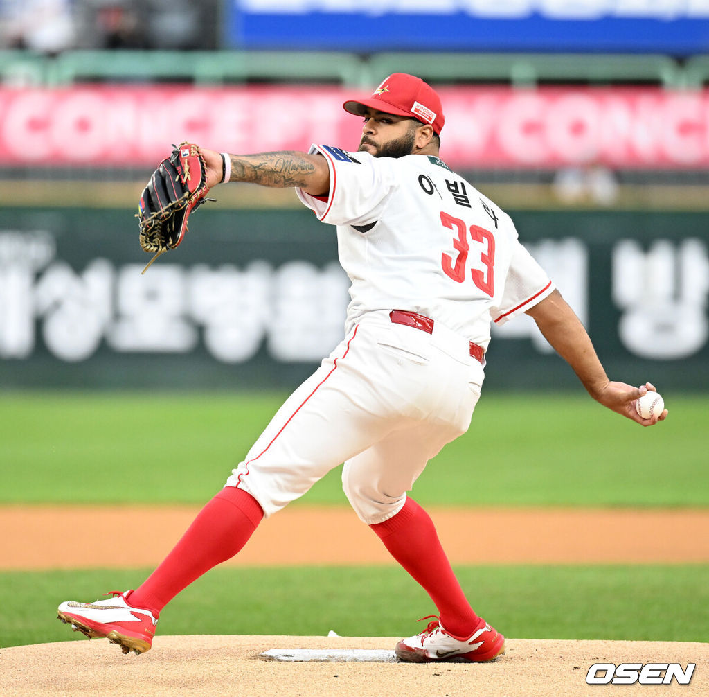 10일 인천 SSG랜더스필드 KBO리그 SSG 랜더스와 한화 이글스의 경기가 열렸다.SSG는 아빌라, 한화는 박준영을 선발로 내세웠다.1회초 무사에서 SSG 선발투수 아빌라가 역투하고 있다. 2026.09.10 /sunday@osen.co.kr