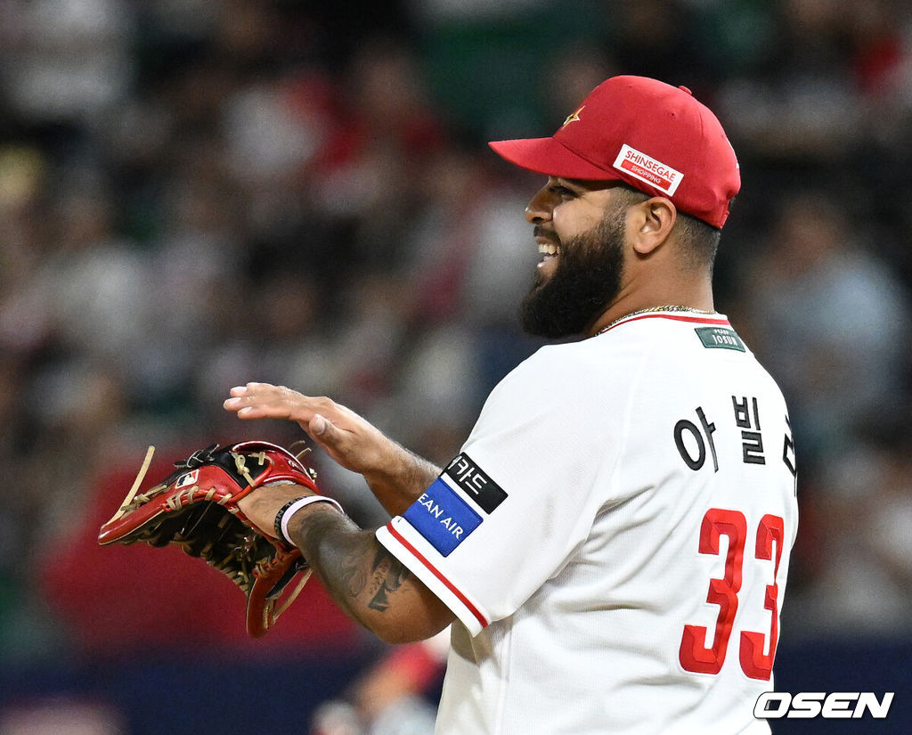 10일 인천 SSG랜더스필드 KBO리그 SSG 랜더스와 한화 이글스의 경기가 열렸다.SSG는 아빌라, 한화는 박준영을 선발로 내세웠다.5회초 1사에서 SSG 아빌라가 호수비를 펼친 정준재를 향해 환호하고 있다. 2026.09.10 /sunday@osen.co.kr