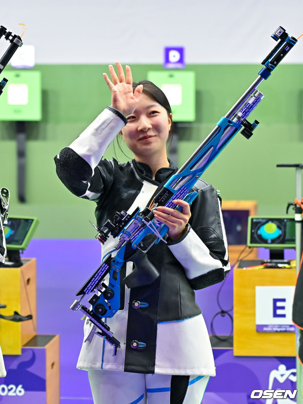 20일 일본 아이치현 종합 사격장에서 2026 아이치·나고야 아시안게임 사격 여자 10m 공기소총 개인전 결선이 진행됐다.여자 공기소총 10m 개인전 본선이자 단체전 결선에서 반효진·권유나·조은별은 1895.8점으로 4위를 기록했고, 반효진(2위)과 권유나(8위)는 개인전 결선에 진출했다. 동메달 차지한 반효진이 팬들에게 인사를 하고 있다. 2026.09.20 / soul1014@osen.co.kr