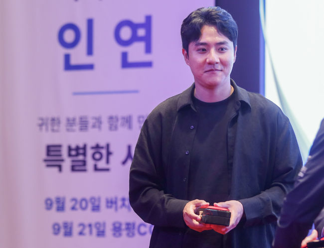 KPGA 김한별 프로가 VIP 자선골프대회 만찬장에서 시상자로 나서고 있다.