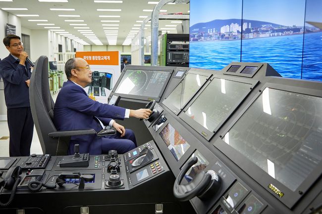 김승연 한화그룹 회장이 한화시스템 구미사업장을 방문해 콕핏(Cockpit)형 통합함교체계(IBS) 운영 시연을 하고 있다.