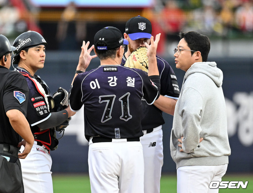 12일 수원 KT위즈파크에서 2026 신한 SOL KBO리그 KT 위즈와 KIA 타이거즈의 경기가 열렸다.KT는 대니엘, KIA는 네일을 선발로 내세웠다.1회초 1사 3루에서 KT 이강철 감독이 마운으를 방문해 대니엘과 이야기를 나누고 있다. 2026.09.12 /sunday@osen.co.kr