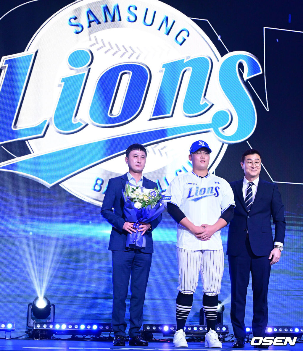 21일 오후 서울 잠실동 롯데호텔 월드 크리스탈볼룸에서 ‘2027 KBO 신인드래프트’가 열렸다. 이번 신인드래프트는 2025시즌 순위의 역순에 따라 키움 히어로즈, 두산 베어스, KIA 타이거즈, 롯데 자이언츠, KT 위즈, NC 다이노스, 삼성 라이온즈, SSG 랜더스, 한화 이글스, LG 트윈스 순서로 1라운드부터 11라운드까지 지명할 수 있다. 광주진흥고 김민훈이 삼성 1라운드에 지명된 뒤 이종열 단장과 기념촬영을 하고 있다. 2026.09.21 / dreamer@osen.co.kr