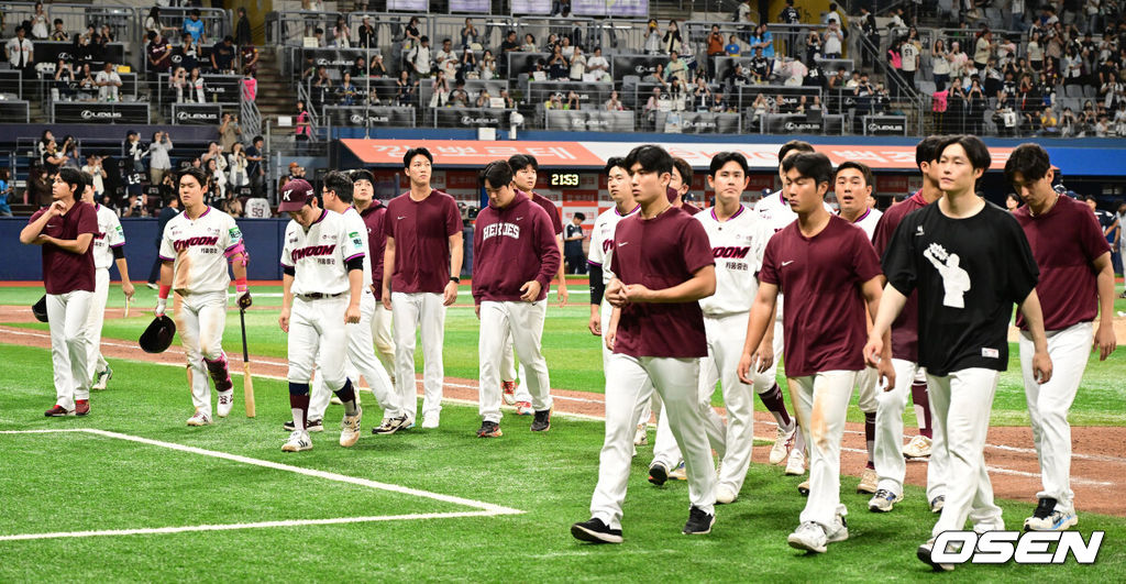 22일 서울 고척스카이돔에서 ‘2026 신한 SOL Bank KBO리그’ 키움 히어로즈와 두산 베어스의 경기가 열렸다.이날 경기는 방문팀 두산이 5-3으로 승리하며 연패 탈출에 성공했다.경기를 마치고 키움 선수들이 팬들에게 인사한 뒤 그라운드를 나서고 있다. 2026.09.22 / dreamer@osen.co.kr