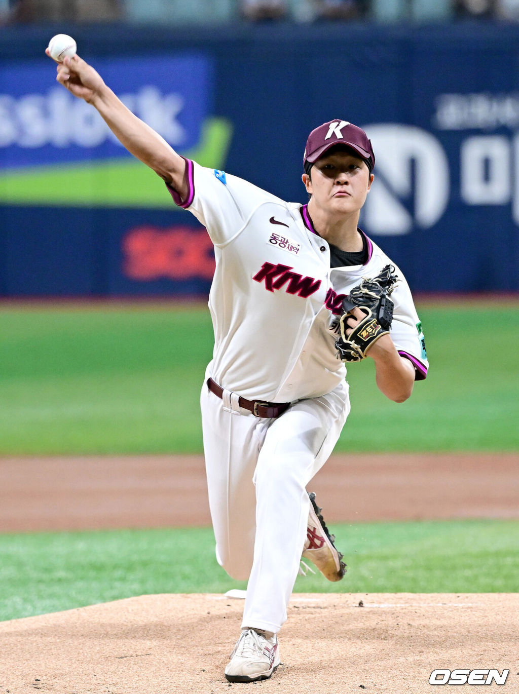 22일 서울 고척스카이돔에서 ‘2026 신한 SOL Bank KBO리그’ 키움 히어로즈와 두산 베어스의 경기가 열렸다.홈팀 키움은 전준표, 방문팀 두산은 웨스 벤자민을 선발로 내세웠다.1회초 키움 선발 전준표가 힘차게 공을 뿌리고 있다. 2026.09.22 / dreamer@osen.co.kr