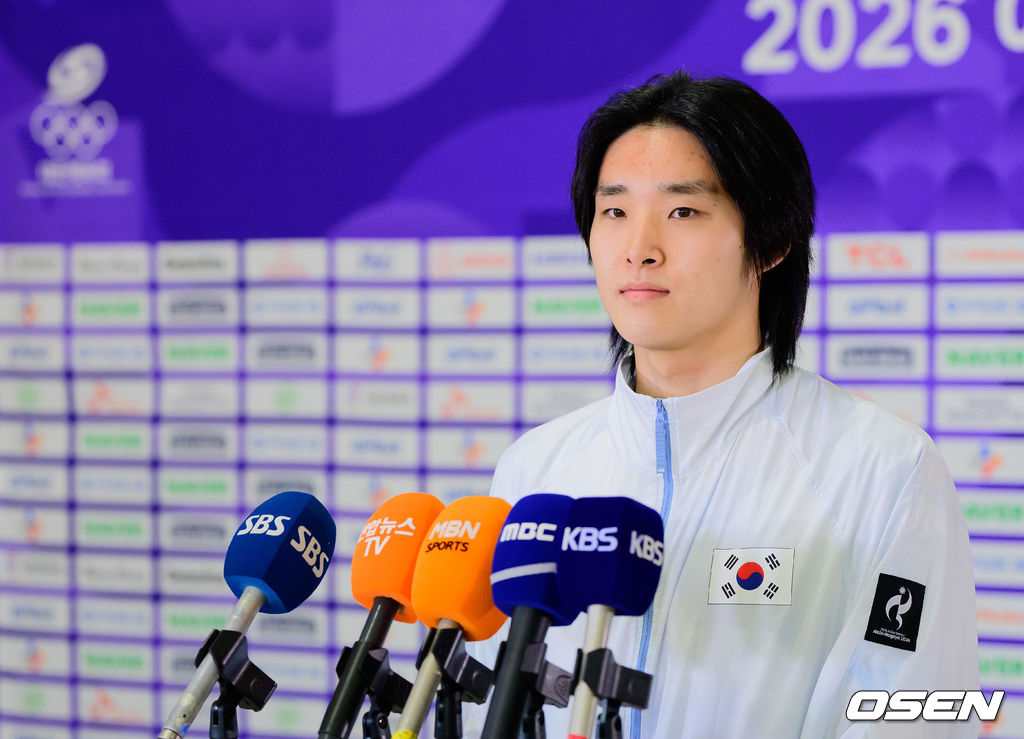 2026 아이치-나고야 아시안게임 대한민국 경영 국가대표팀이 17일 오전 인천국제공항을 통해 일본으로 출국했다.아이치-나고야 아시안게임은 19일부터 10월 4일까지 일본 아이치현과 나고야시 일원에서 열린다. 대한민국은 41개 종목에 1,052명의 선수단을 파견한다. 수영(경영)국가대표팀 김우민이 인터뷰를 하고 있다. 2026.09.17 / jpnews@osen.co.kr
