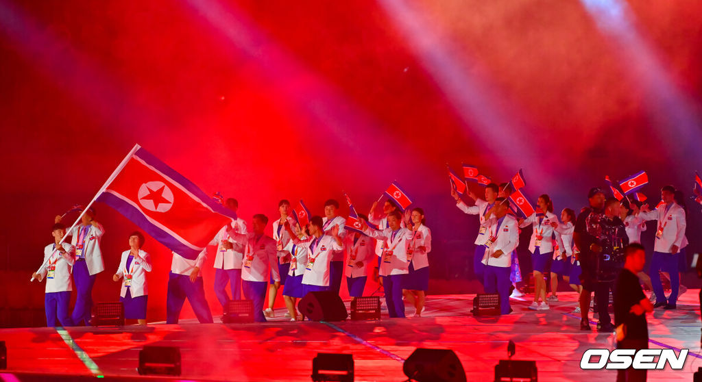 19일 일본 나고야 미즈호공원 육상경기장에서 제20회 일본 아이치·나고야 아시안게임 개막식이 진행됐다. 아이치·나고야 아시안게임 개회식에서 한국 선수단은 김동용·신유빈을 기수로 9개 종목 50명이 참가해 영문 국가명 순서에 따라 16번째로 입장한다. 아시안게임은 오는 10월 4일까지 열린다. 북한 선수단이 입장하고 있다.  2026.09.19 / soul1014@osen.co.kr
