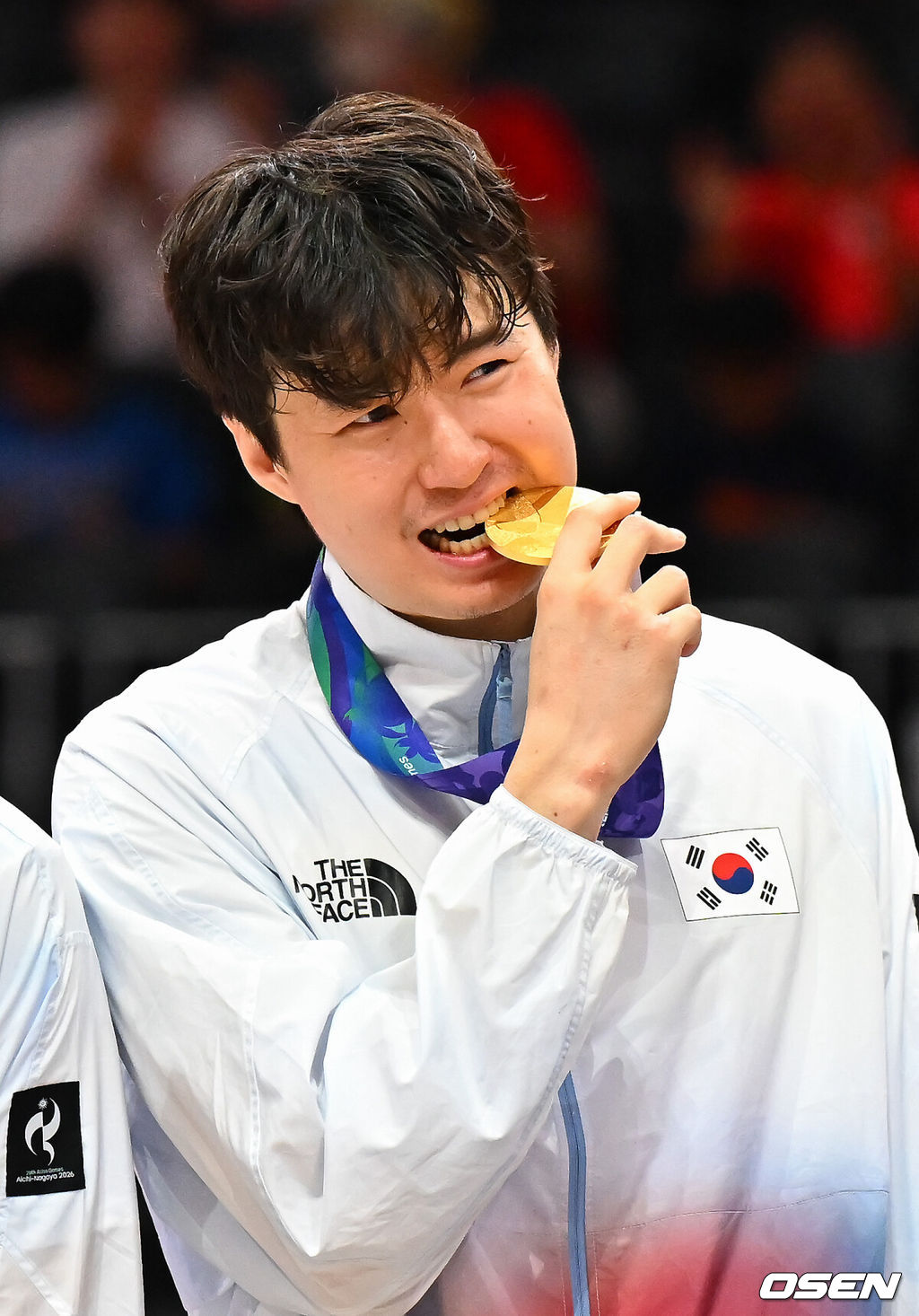 대한민국 남자농구대표팀이 개최국 일본을 꺾고 12년 만에 아시아 정상으로 돌아왔다. 아시안게임 남자농구 역사상 처음 열린 결승 한일전의 승자는 한국이었다.니콜라스 마줄스 감독이 이끄는 한국은 20일 일본 나고야 IG 아레나에서 열린 2026 아이치·나고야 아시안게임 남자농구 결승에서 일본을 65-57로 제압했다.이현중이 포즈를 취하고 있다. 2026.09.20 / soul1014@osen.co.kr
