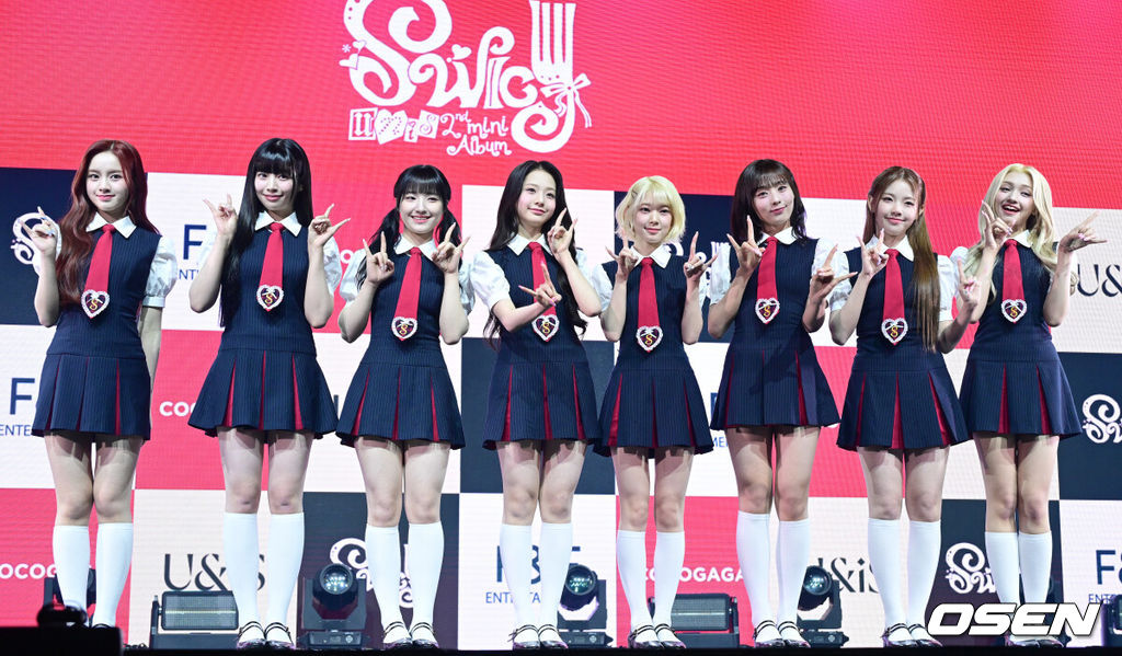 걸그룹 유니스(진현주, 나나, 젤리당카, 코토코, 방윤하, 엘리시아, 오윤아, 임서원)가 15일 오후 서울 광장동 예스24라이브홀에서 두 번째 미니앨범 'SWICY(스위시)' 발매 쇼케이스를 가졌다.'SWICY'는 유니스가 지난해 8월 발매한 싱글 1집 'CURIOUS(큐리어스)'에 이어 새롭게 선보이는 앨범이자, 2025년의 첫 컴백작이다. 앨범명은 'Sweet(스위트)'와 'Spicy(스파이시)'를 결합한 신조어를 의미한다. 유니스는 젠지 아이콘답게 매콤 달콤의 조화가 열풍인 글로벌 트렌드를 음악으로 표현한다.유니스 멤버들이 포토타임을 하고 있다. 2025.04.15 / dreamer@osen.co.kr