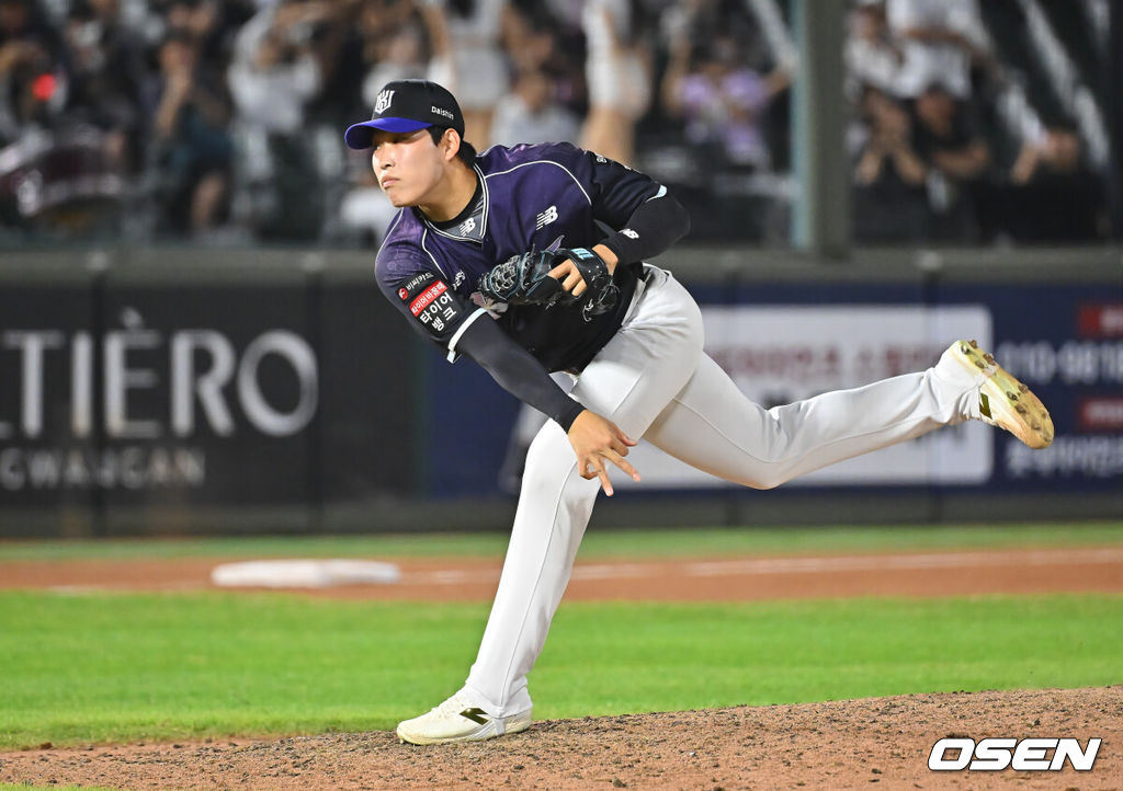 10일 부산 사직야구장에서 2026 신한 SOL KBO 리그 롯데 자이언츠와 KT 위즈의 경기가 열렸다. 홈팀 롯데는 비슬리가, 방문팀 KT는 배제성이 선발 출전했다.KT 위즈 김정운이 역투하고 있다. 2026.09.10 / foto0307@osen.co.kr